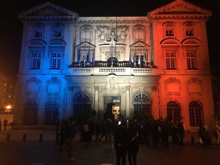 La mairie de Marseille illuminée en bleu-blanc-rouge ce soir en mémoire de Samuel Paty