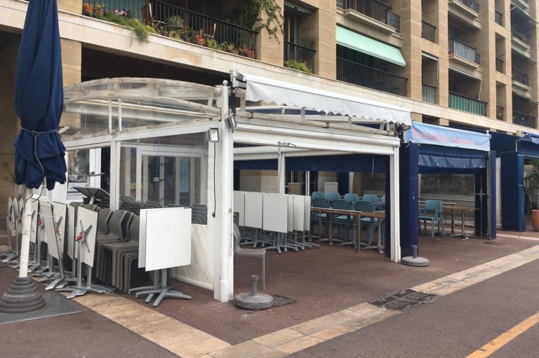 Bars, restaurants, commerces non-alimentaires fermés pendant le « reconfinement »