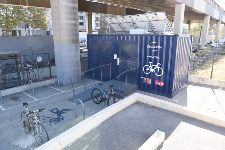 Un conteneur  autonome en énergie, transformé en parking à vélos au pied de la tour CMA CGM
