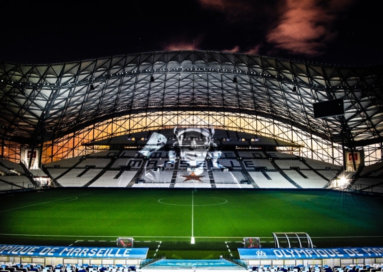 Des visages de supporters projetés en format XXL ont illuminé le Vélodrome