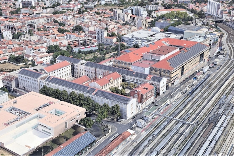 Priorité aux écoles pour développer les toitures photovoltaïques à Marseille