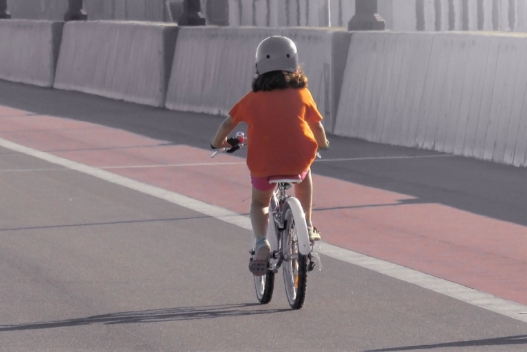 Bientôt des abris pour les vélos et trottinettes des écoliers marseillais