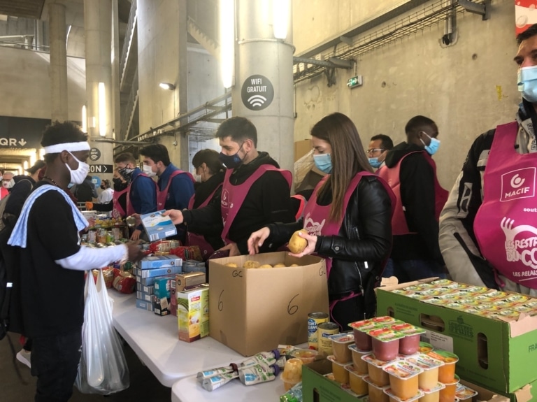 Au Vélodrome, les Restos du Coeur distribuent 500 colis alimentaires aux étudiants