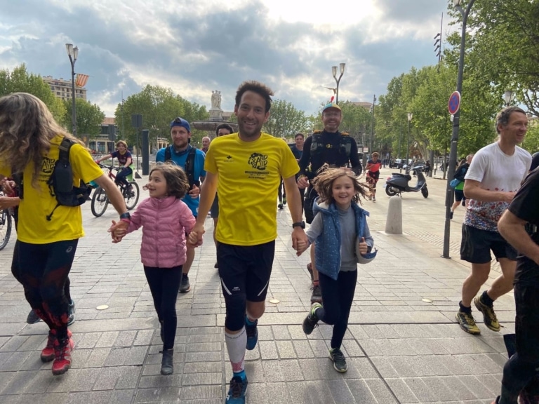 Après avoir couru 900 km pour la culture, le violoncelliste Gauthier Herrmann arrive à Aix