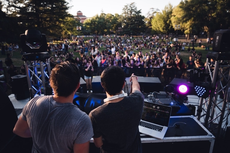 Les festivals et concerts en plein air et « debout » autorisés avec jauge limitée dès le 1er juillet