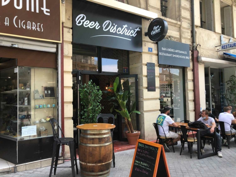 Le bar à bières artisanales Beer District pose ses fûts à Marseille
