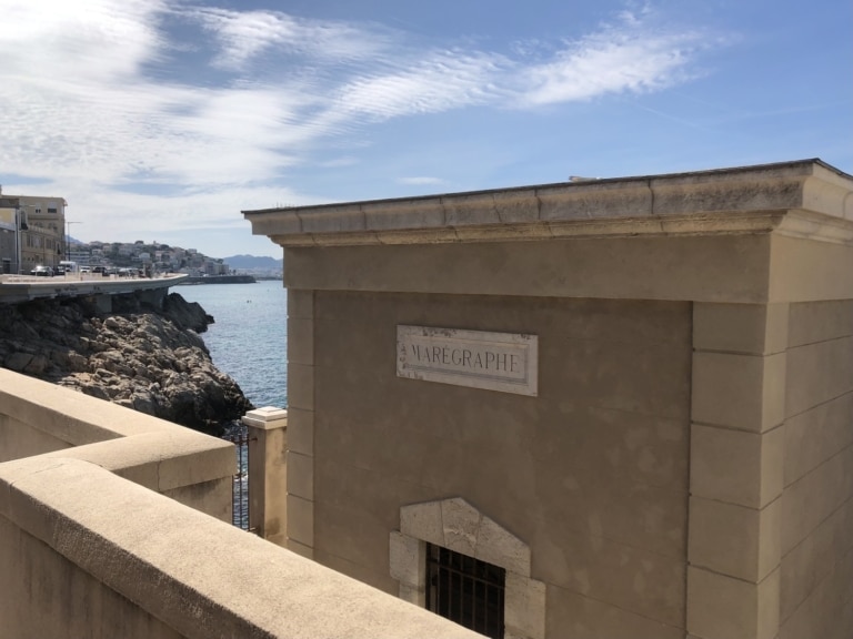 Reportage au coeur du marégraphe de Marseille qui surveille la montée des eaux