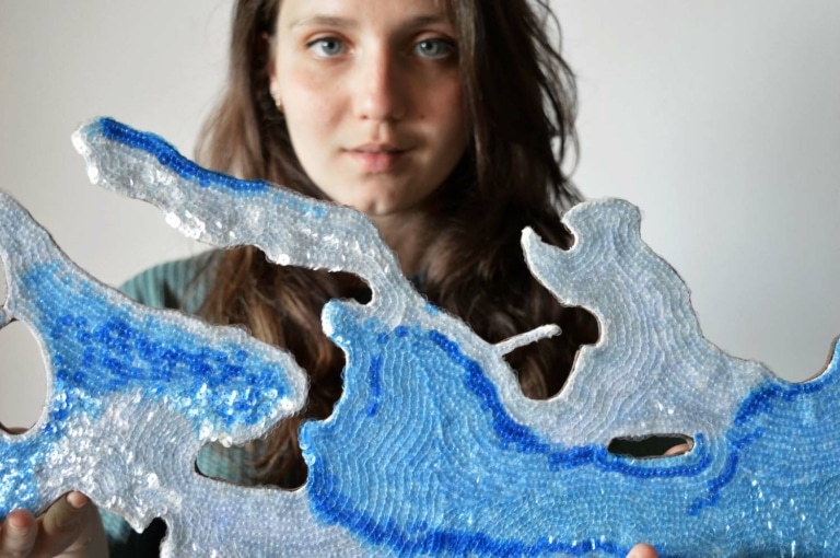 Ophélie Cordier brode le plastique des bouteilles pour en faire de l&rsquo;art