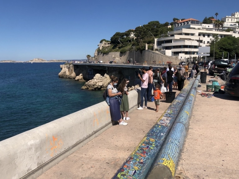 Vidéo – Le banc de la Corniche Kennedy continue de se couvrir de mosaïques