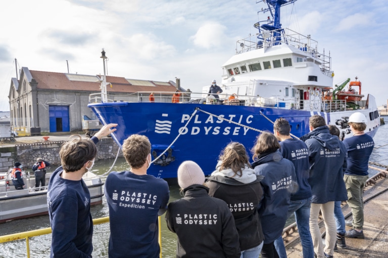 Plastic Odyssey, le navire qui recycle les déchets fait le tour de France
