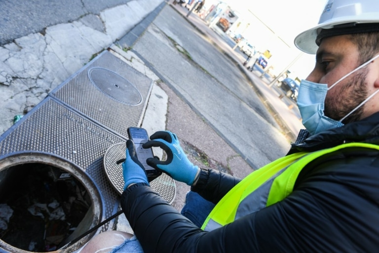 Des capteurs intelligents installés sur les bouches d&rsquo;égout pour surveiller la propreté