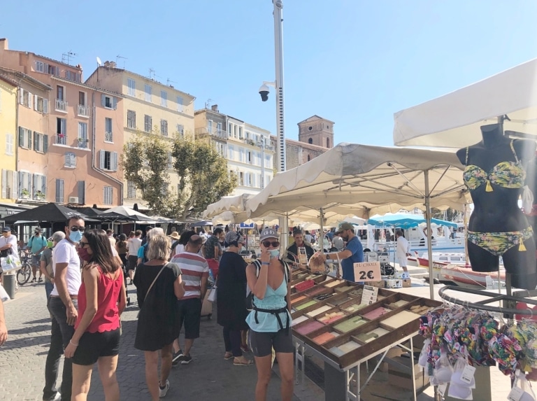 Sur le marché de La Ciotat, achetez des bijoux et accessoires avec des déchets plastiques