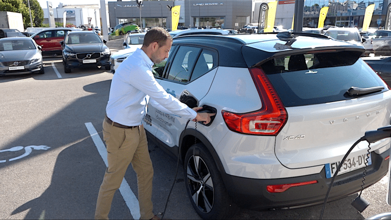 Reportage chez Volvo Marseille sur la tendance des véhicules hybrides et électriques