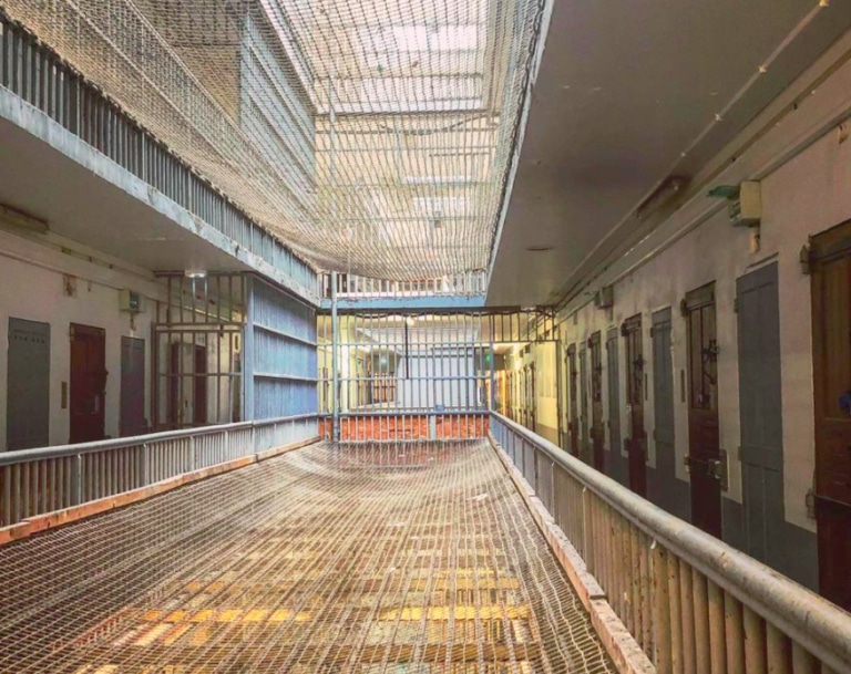 La démolition de la prison historique des Baumettes a commencé à Marseille