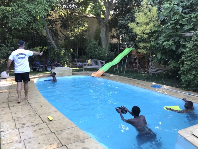 Des particuliers prêtent leur piscine pour apprendre aux jeunes des quartiers à nager
