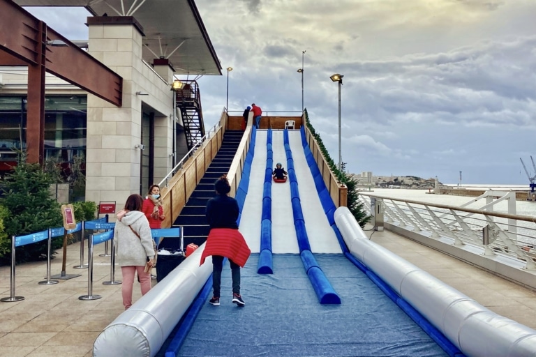 Piste de luge et chalets de Noël attendent petits et grands aux Terrasses du Port