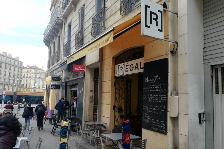 A Marseille, ce café [R]égal avec sa cuisine solidaire et éco-responsable