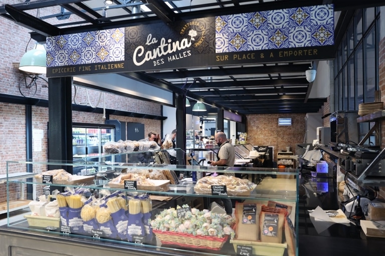 Découvrez les Halles 1889, un grand marché couvert provençal et ses restaurants à Éguilles