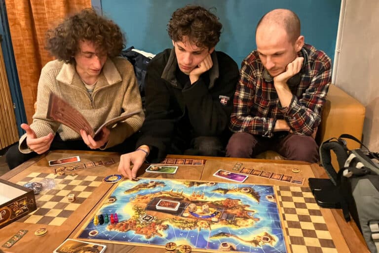 À Marseille, les bars à jeux tentent de se faire une place au soleil