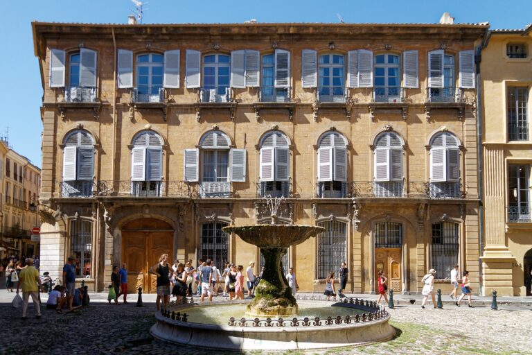 Aix-en-Provence : 9 mois de travaux pour rendre son lustre d&rsquo;antan à la place d&rsquo;Albertas
