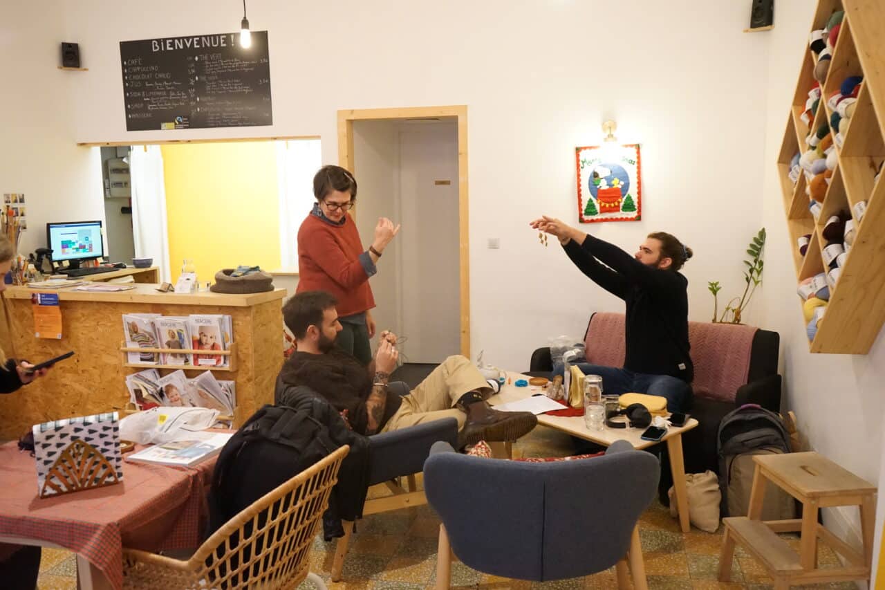 tricot, Aux abords du cours Julien, un caf&eacute; aiguille les amateurs de tricot et de crochet, Made in Marseille