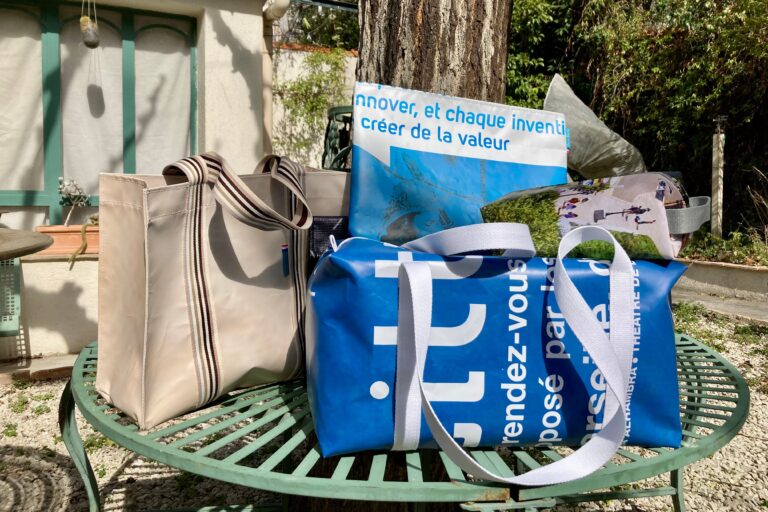 Vidéo | À Marseille, l&rsquo;atelier Royère transforme des affiches de concert en sacs et tee-shirts