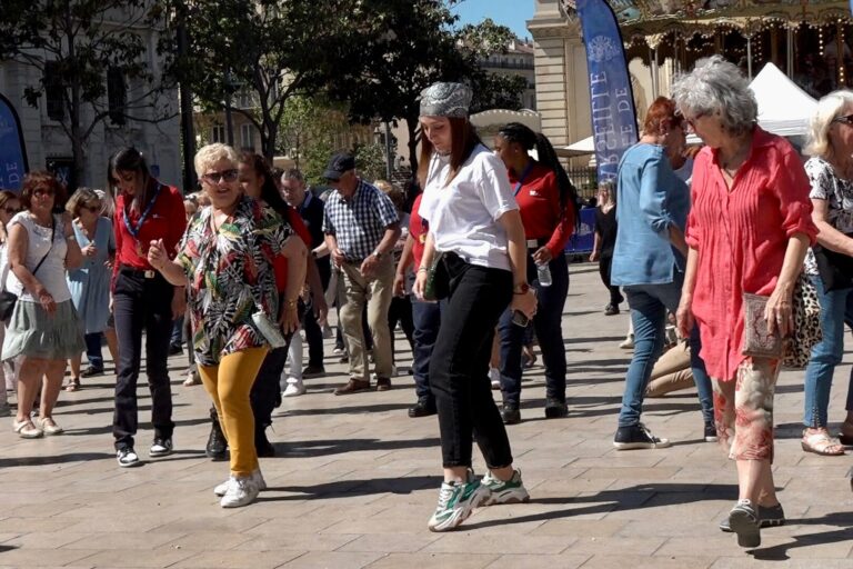 Vidéo | À Marseille, quand le bal des seniors devient un rendez-vous intergénérationel