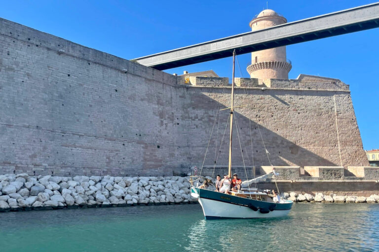 Vidéo | Partez en balade à bord des traditionnelles barquettes marseillaises