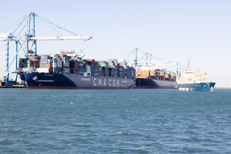 Vidéo | Le premier navire avitaillé au gaz naturel liquéfié dans le port de Marseille Fos