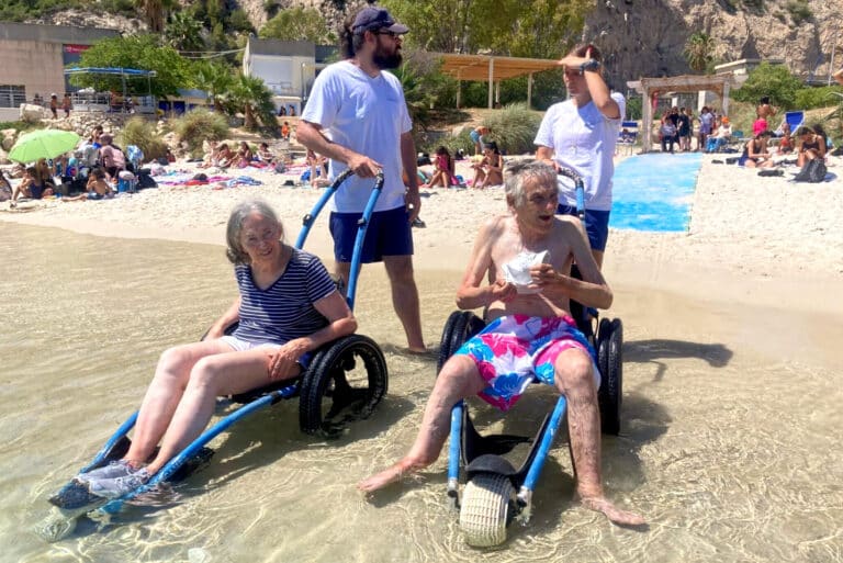 La plage de Corbières s&rsquo;équipe pour faciliter la baignade des personnes à mobilité réduite