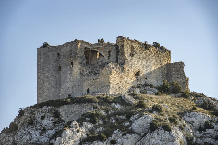 Dans les Alpilles, le Castellas de Roquemartine va ouvrir au public en 2023