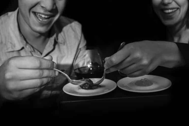 Vidéo | Éveillez vos sens avec les dîners dans le noir au restaurant Le République