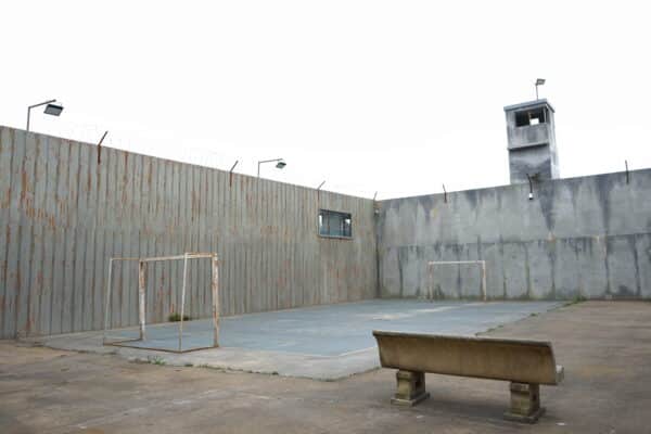 Décor-prison-Provence-Studios