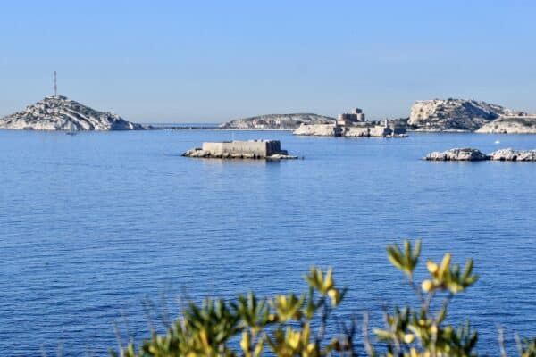 archipel-ile-frioul-mer-mediterranee-chateau-if