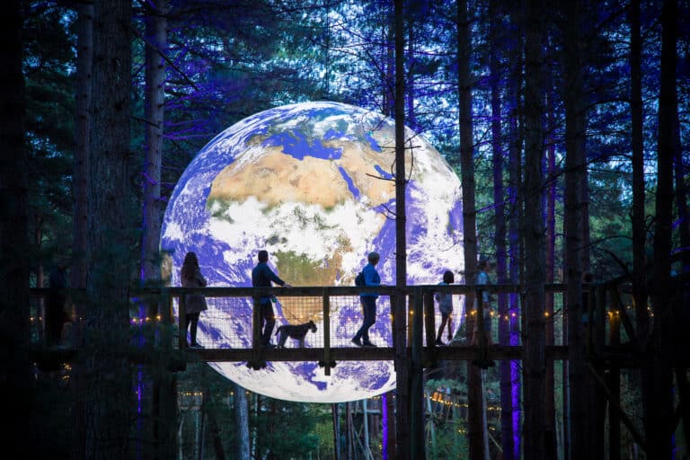 L&rsquo;exposition immersive Gaia, et sa planète Terre de 7 mètres de diamètre, arrive à Marseille