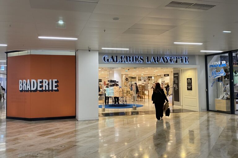 Au Centre Bourse, les Galeries Lafayette liquident tout avant leur fermeture définitive