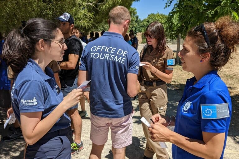 Tout l&rsquo;été, des conseillers viennent à la rencontre des touristes à Marseille