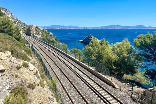 train-sncf-cote-bleue-niolon-voie-ferree