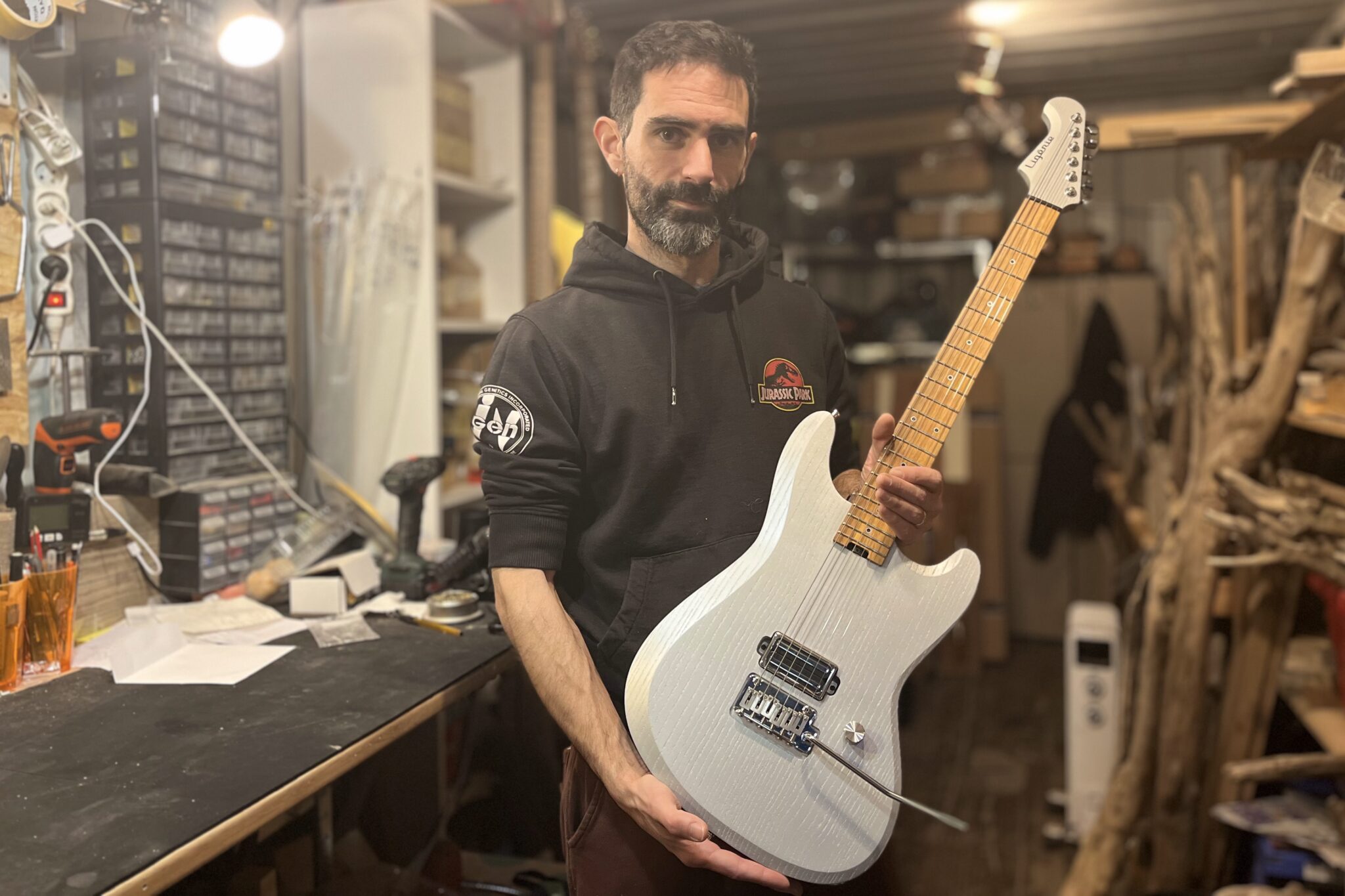 clement-gueton-ligerie-guitares clément guéton, gérant de ligerie guitares avec une de ses guitare