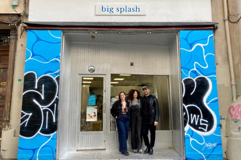 Charlotte, Jade et Alex devant la boutique Big Splash