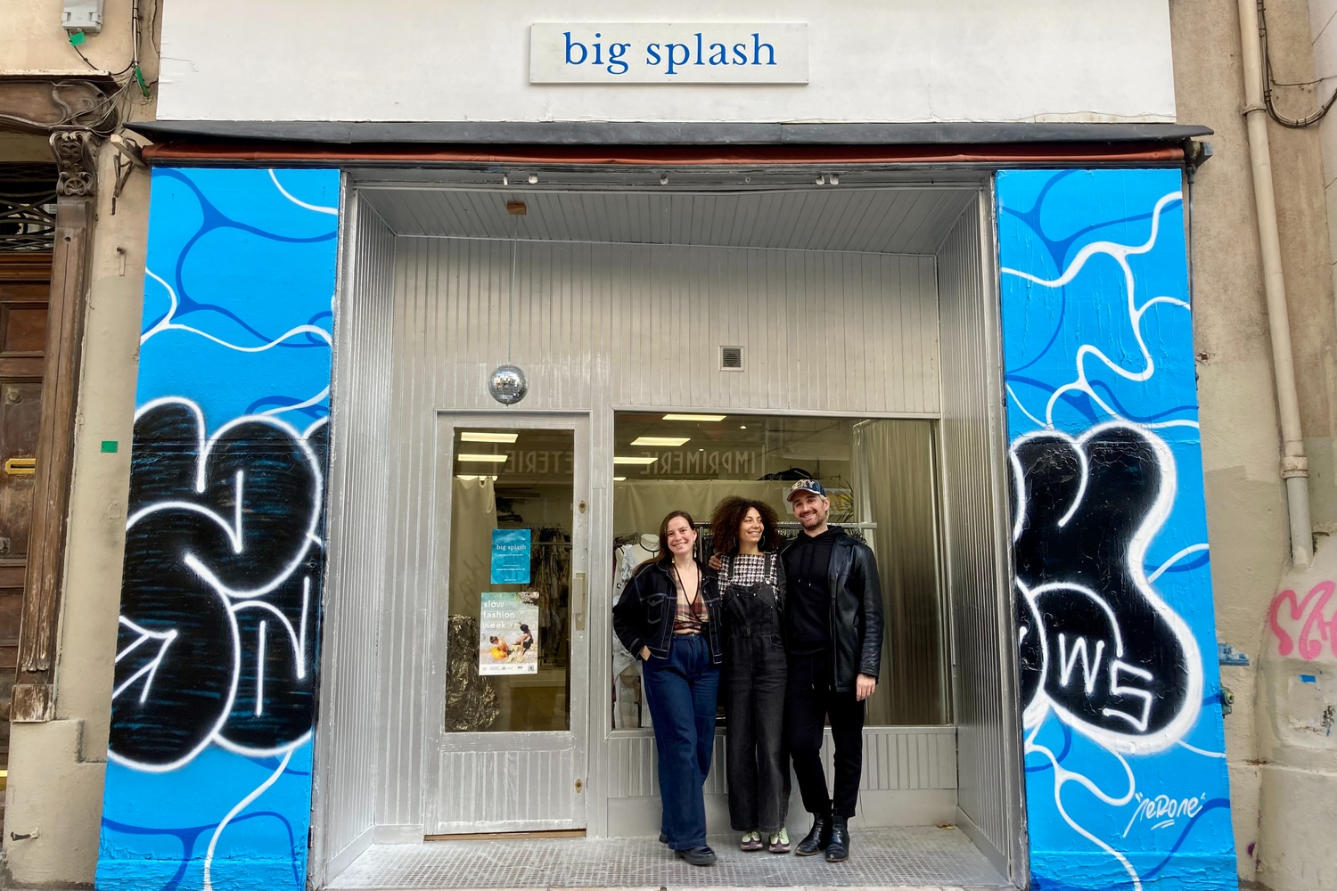 Charlotte, Jade et Alex devant la boutique Big Splash