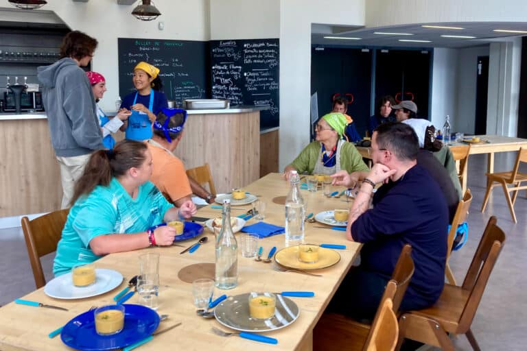 À Aix, le resto solidaire des Petites Cantines crée du lien social par la cuisine
