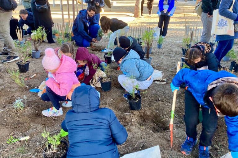 Des centaines d&rsquo;enfants mobilisés pour planter des arbres dans les parcs de Marseille