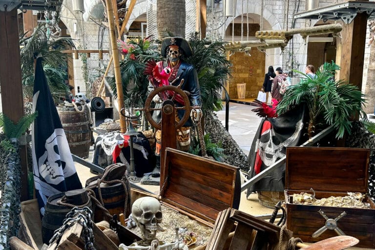 Un parcours d&rsquo;accrobranche dans un décor de pirates aux Docks Village