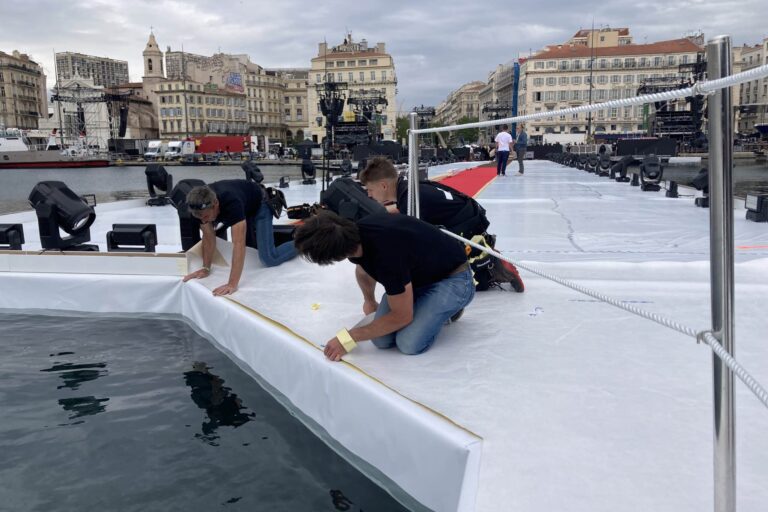 Derniers préparatifs sur le Vieux-Port avant l&rsquo;arrivée de la flamme olympique
