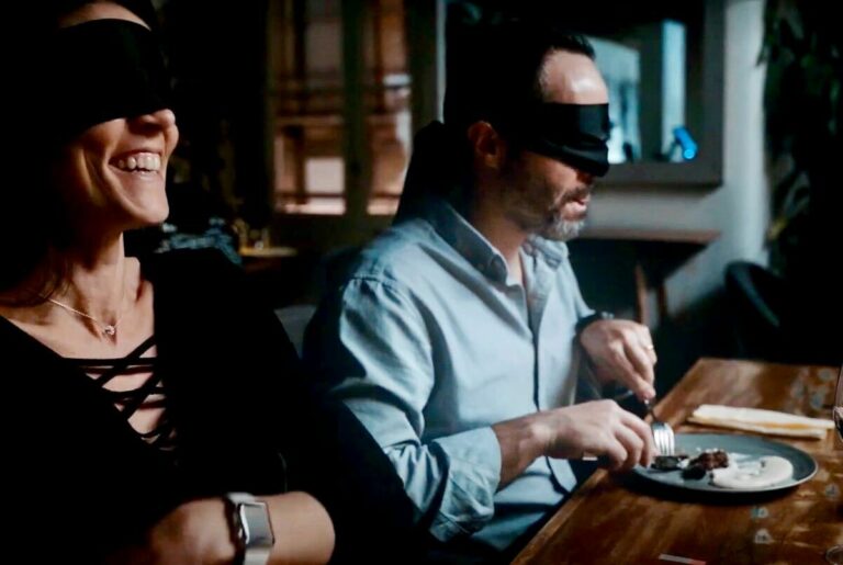 Dîners dans le noir : une expérience gastronomique les yeux bandés aux Docks