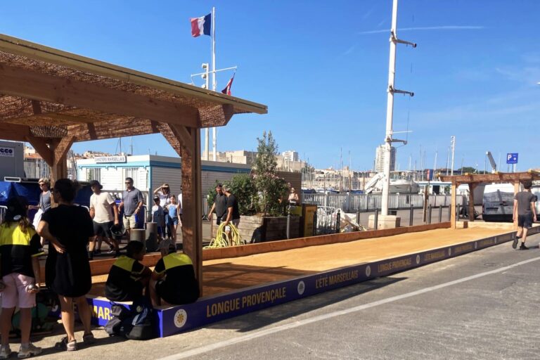 Des terrains de pétanque et de jeu provençal installés sur le Vieux-Port tout l&rsquo;été