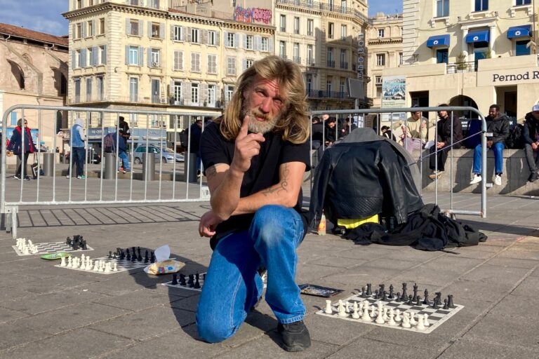 Vidéo | Laurent, sans-abri et as des échecs, défie les Marseillais dans la rue