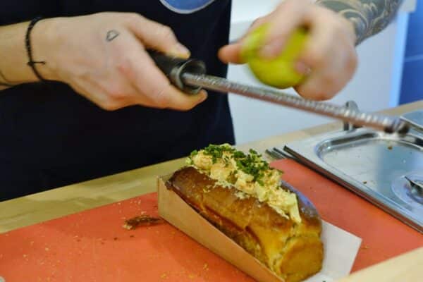 Mathieu en train de préparer une brioche
