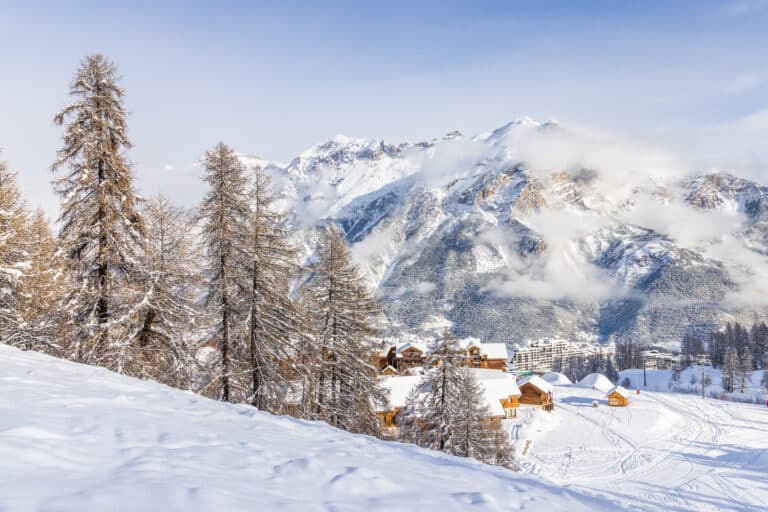 Quand ouvrent les stations de ski des Alpes du Sud ? Toutes les dates à retenir